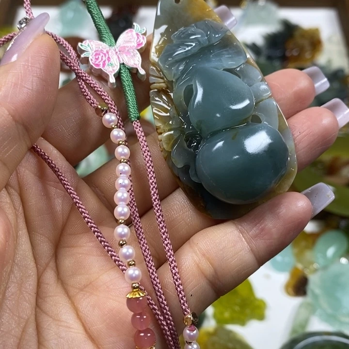 蛇纹石玉未镶嵌吊坠