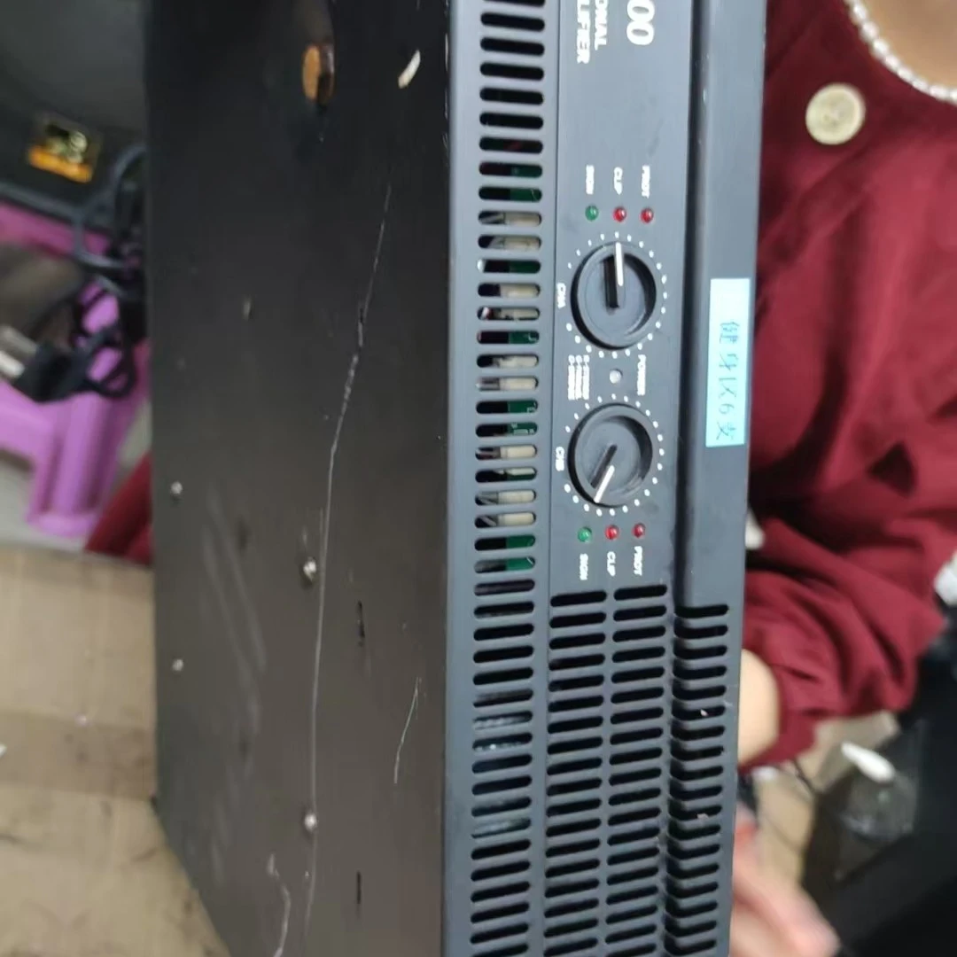 8新  功放机一台，不包邮费。