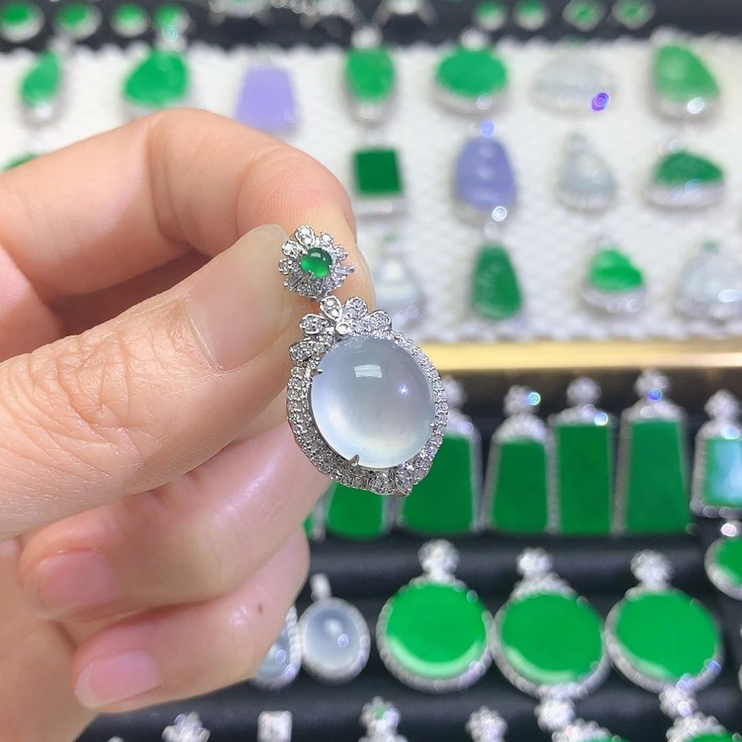 颈饰18K金镶嵌翡翠吊坠