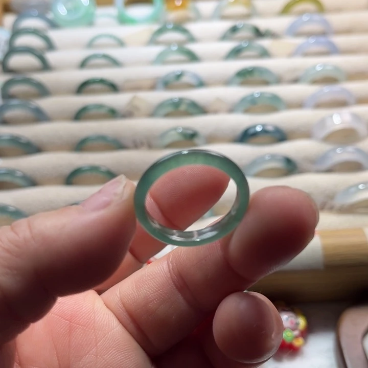 翡翠未镶嵌戒指蓝水