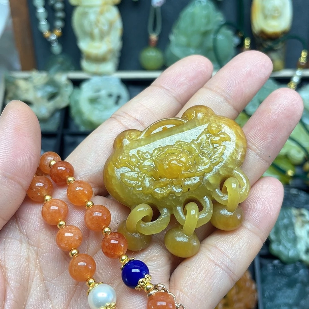 延***啡未镶嵌蛇纹石玉颈饰