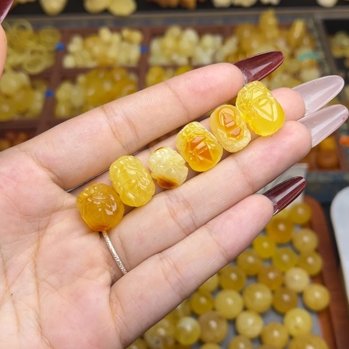 蜜蜡未镶嵌珠宝奇石鸡油黄满蜡俏色貔貅一个