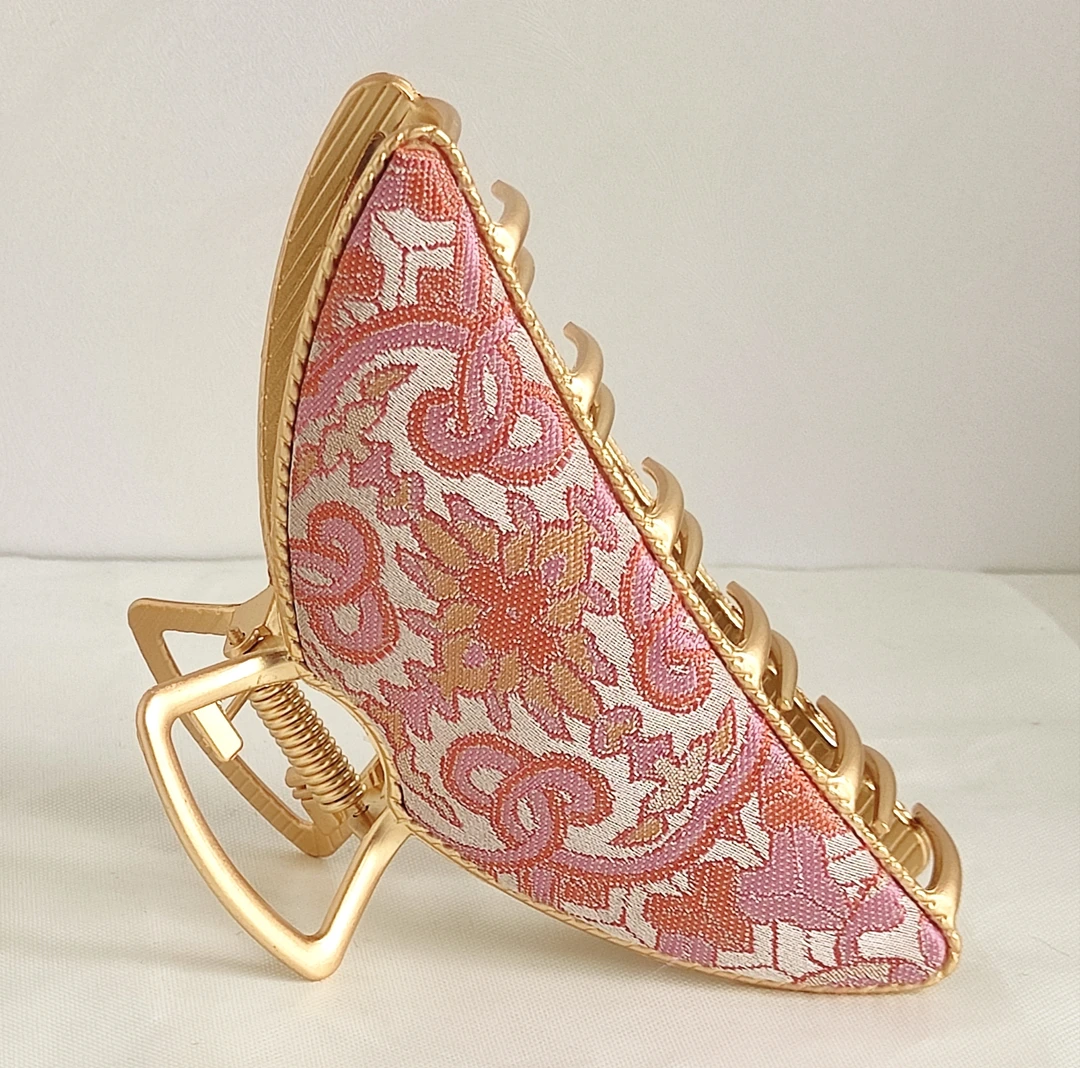 织锦缎轻金属大月牙大抓夹，仙女风民族风，长宽10.5*4公分，2件包邮