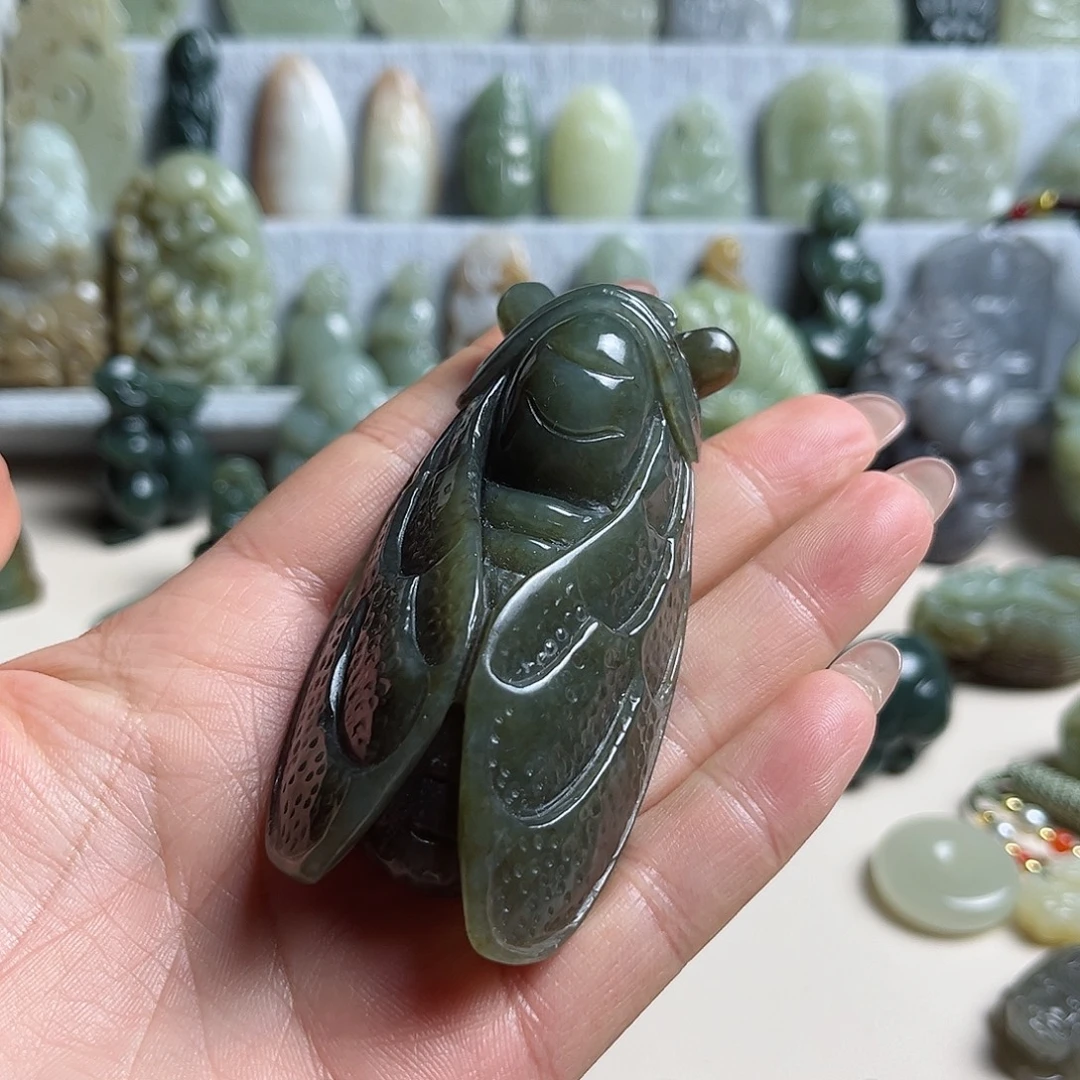 兵***下和田玉未镶嵌把件