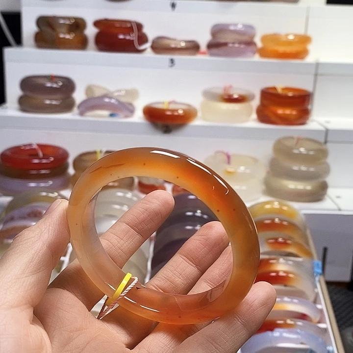 玛瑙/玉髓未镶嵌手镯天然俏色沙