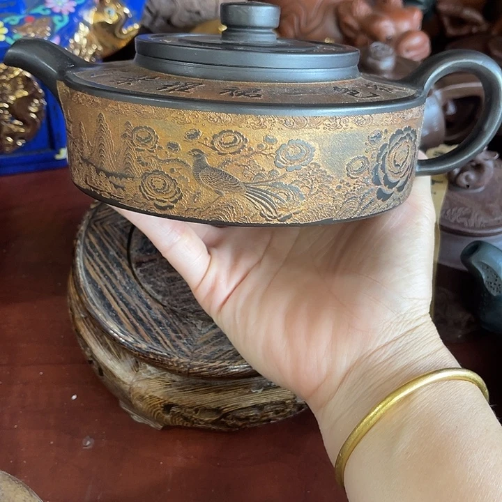 紫泥茶壶原矿泥料手工制作的一把紫砂壶。