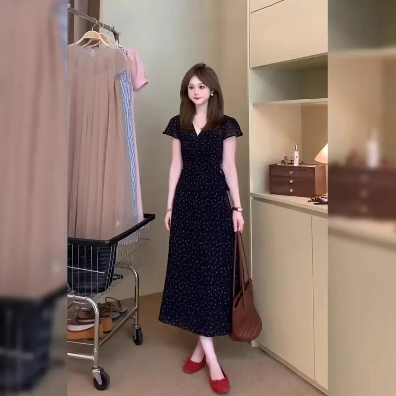 法式茶歇碎花连衣裙女2025夏季新款时尚气质V领收腰显瘦中长裙ins
