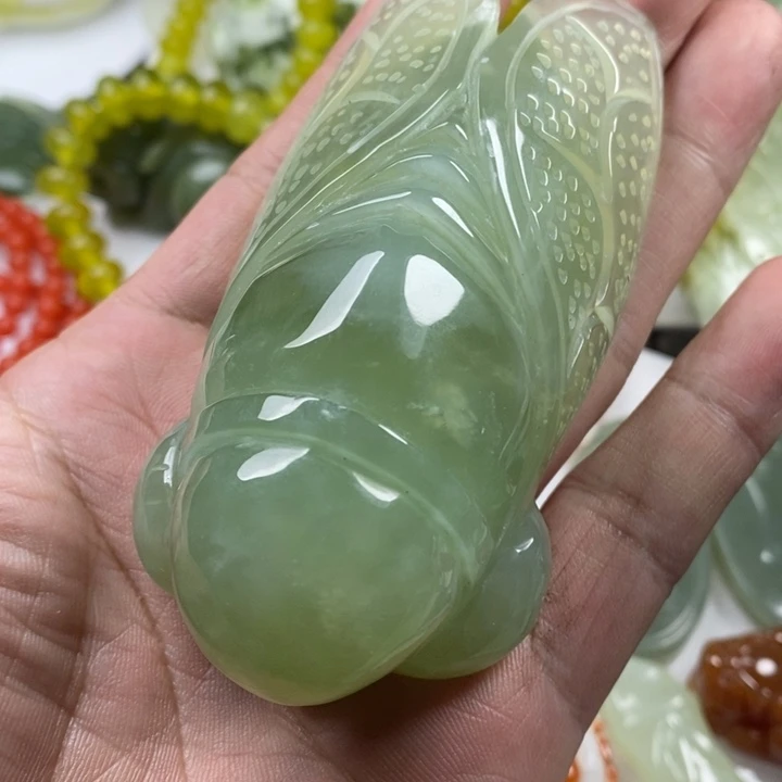 岫玉未镶嵌颈饰把件