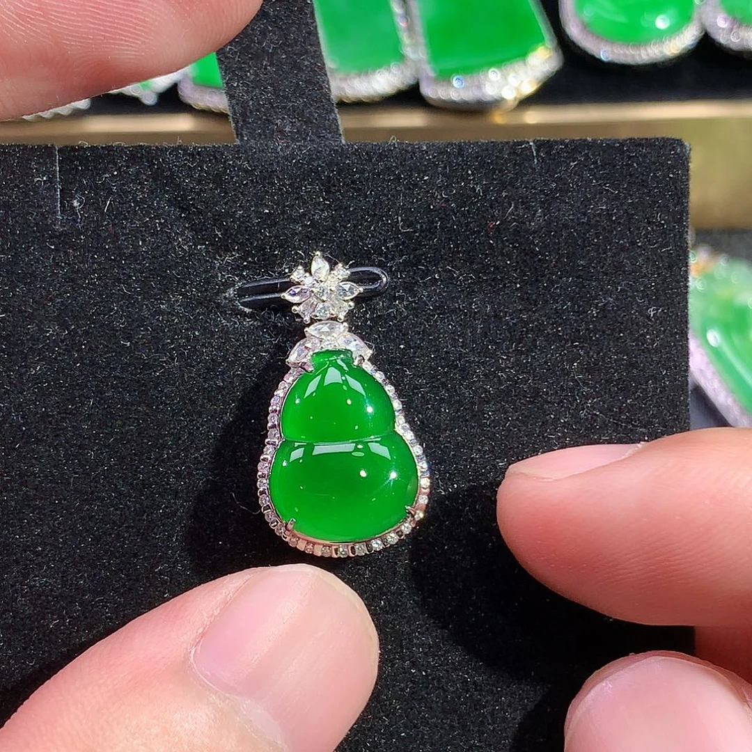 翡翠18K金镶嵌颈饰