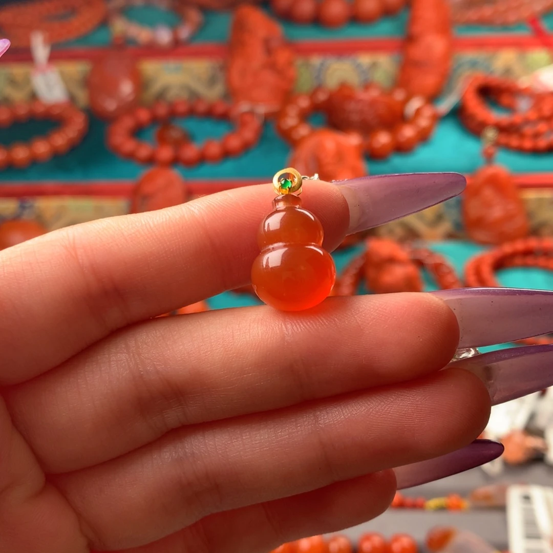 18K金镶嵌葫芦南红玛瑙