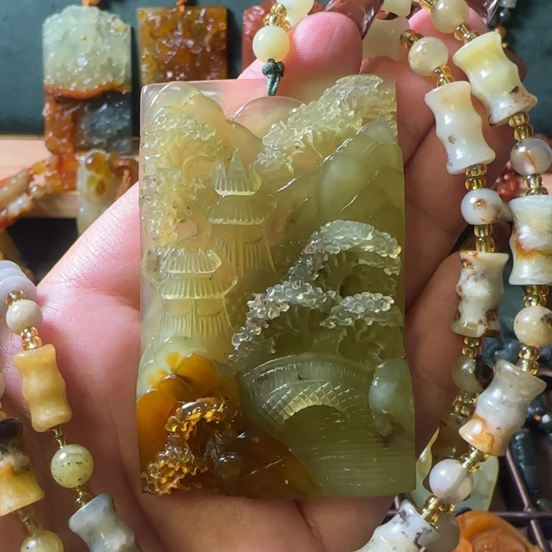 蛇纹石玉颈饰合金