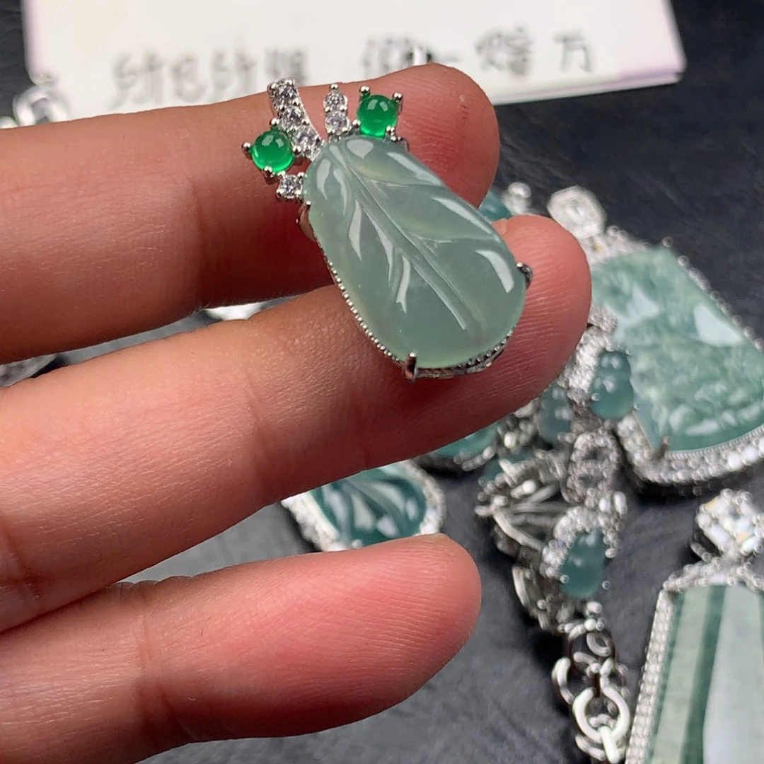 卷***娘颈饰未镶嵌翡翠芭蕉叶