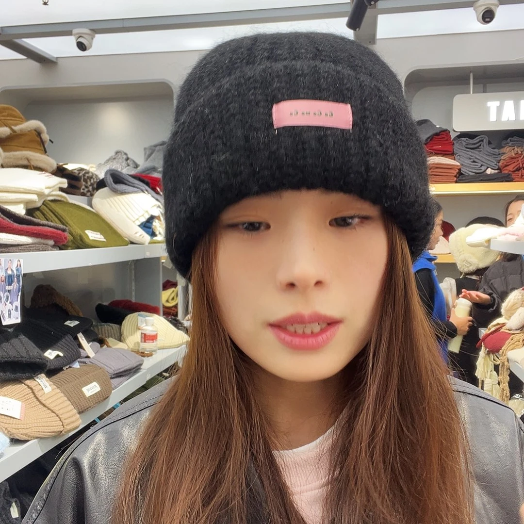 毛绒棉黑色粉标针织帽
