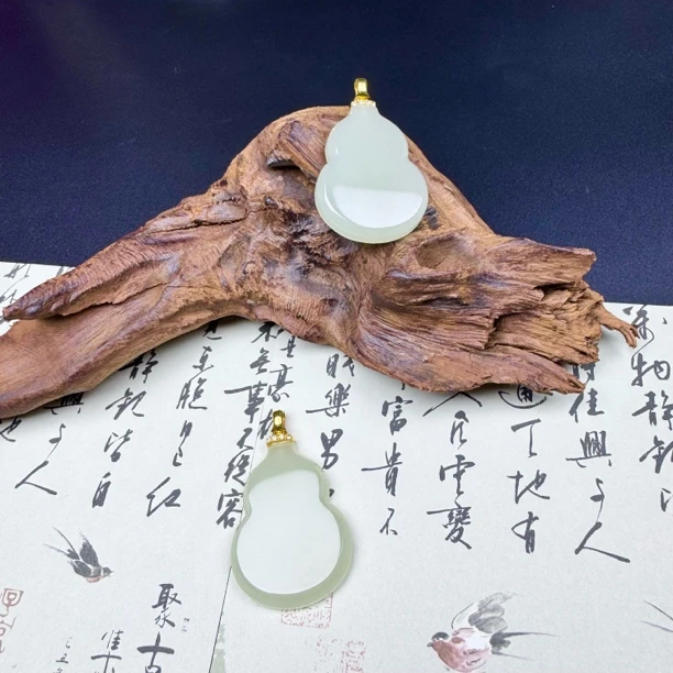 西亚珠宝HF22和田玉18K金镶白玉葫芦尺寸46✖️28✖️5多样性发其一