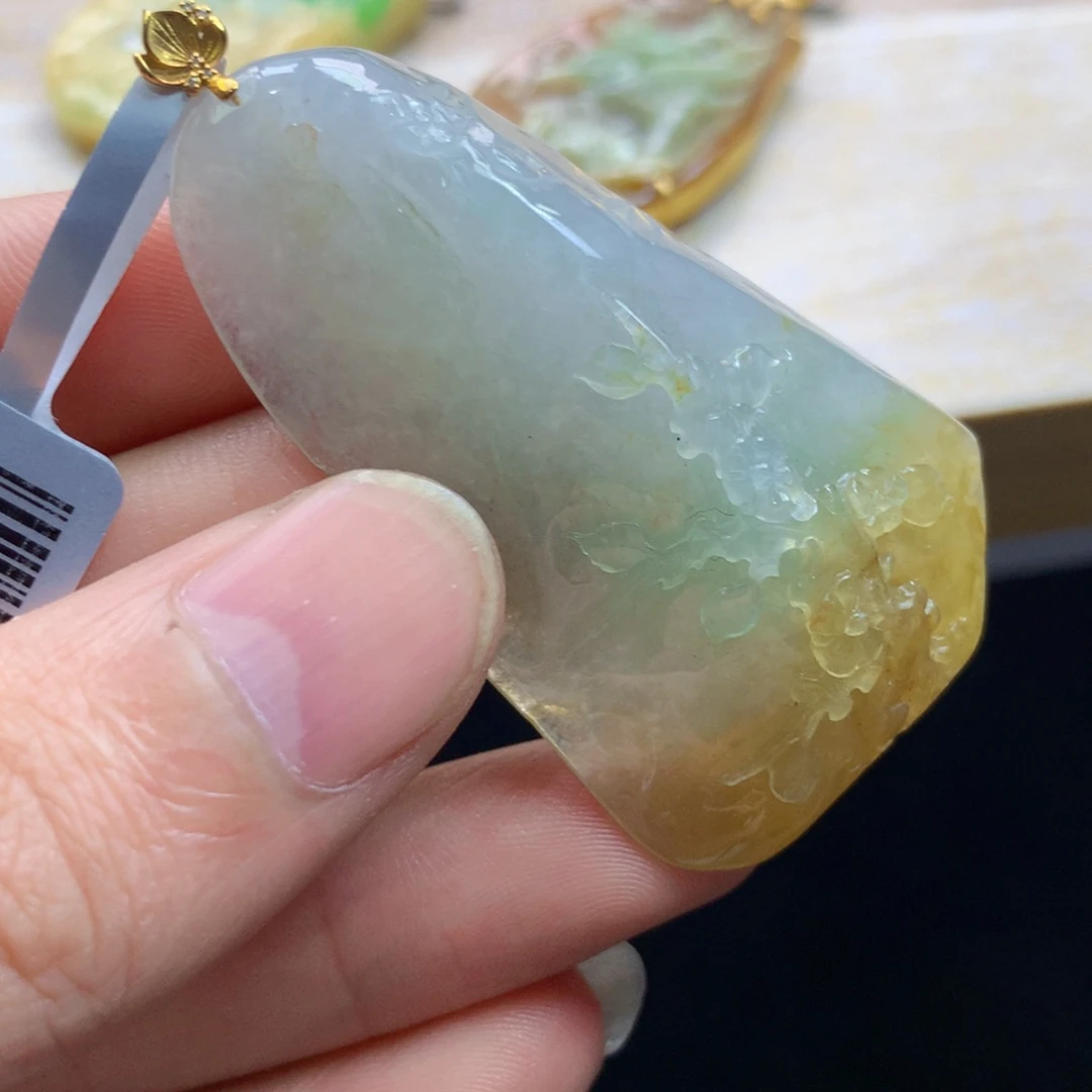 颈饰18K金镶嵌翡翠吊坠