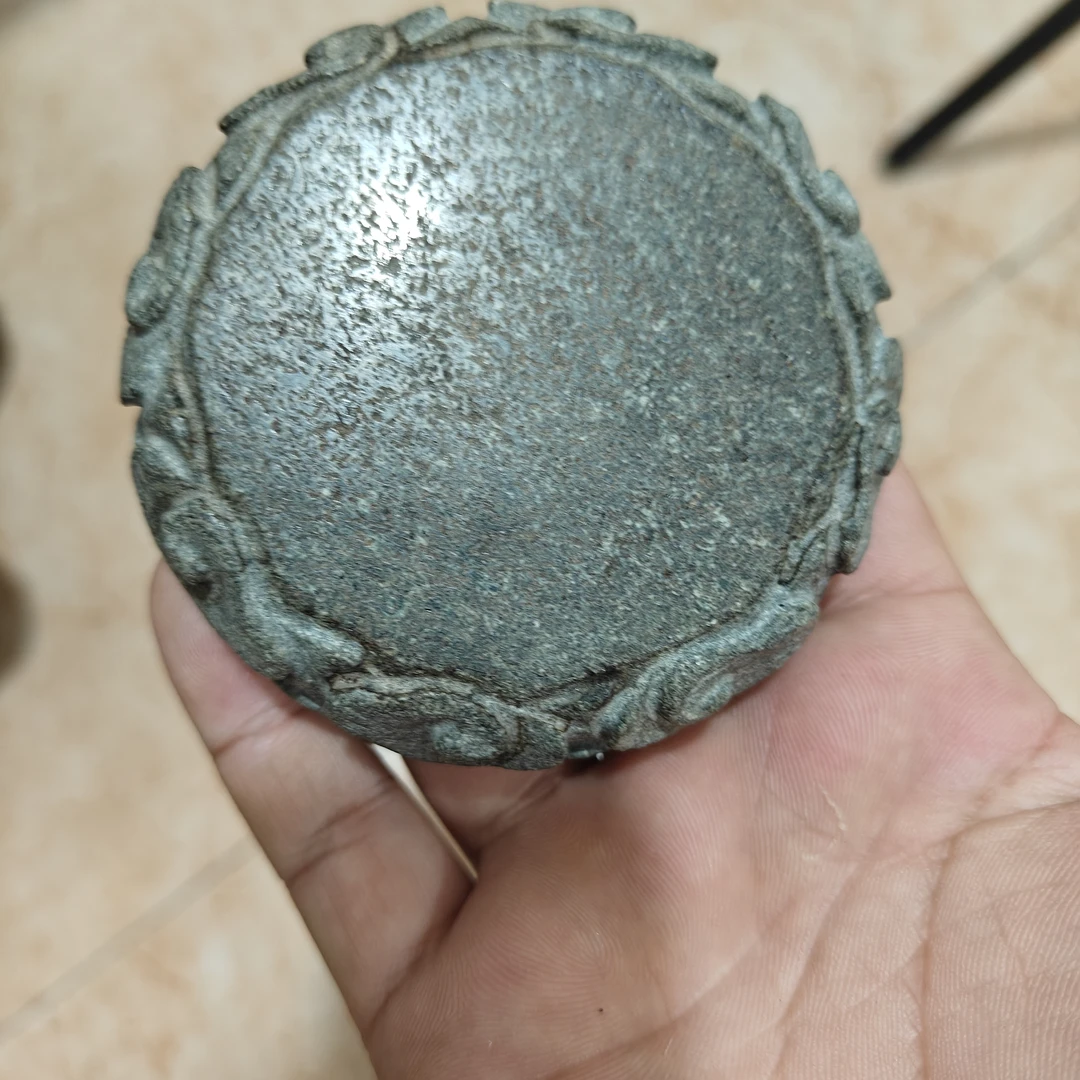 绿豆青祥云纹底座案桌摆