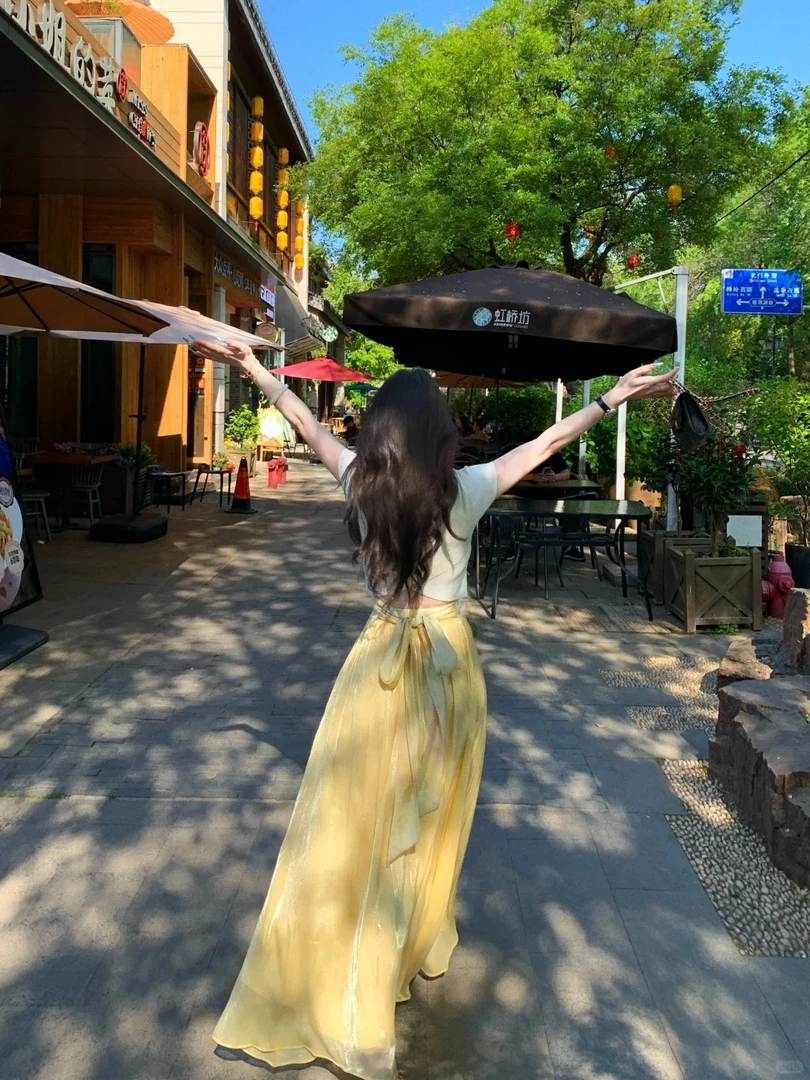 2025夏季新款韩系穿搭收腰显瘦露背短袖上衣百搭绑带半身裙两件套