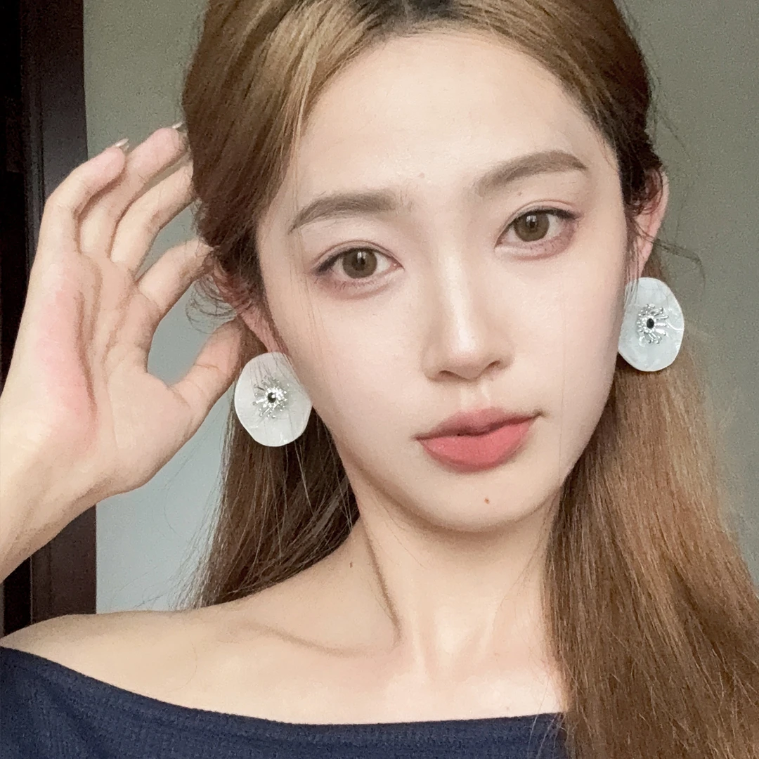 oushipei/欧诗佩 铜合金亚克力耳饰 欧美复古圆形白色花朵耳环女