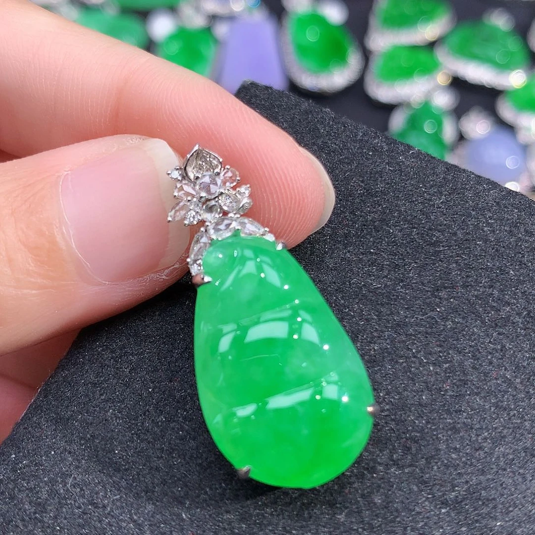 颈饰18K金镶嵌翡翠