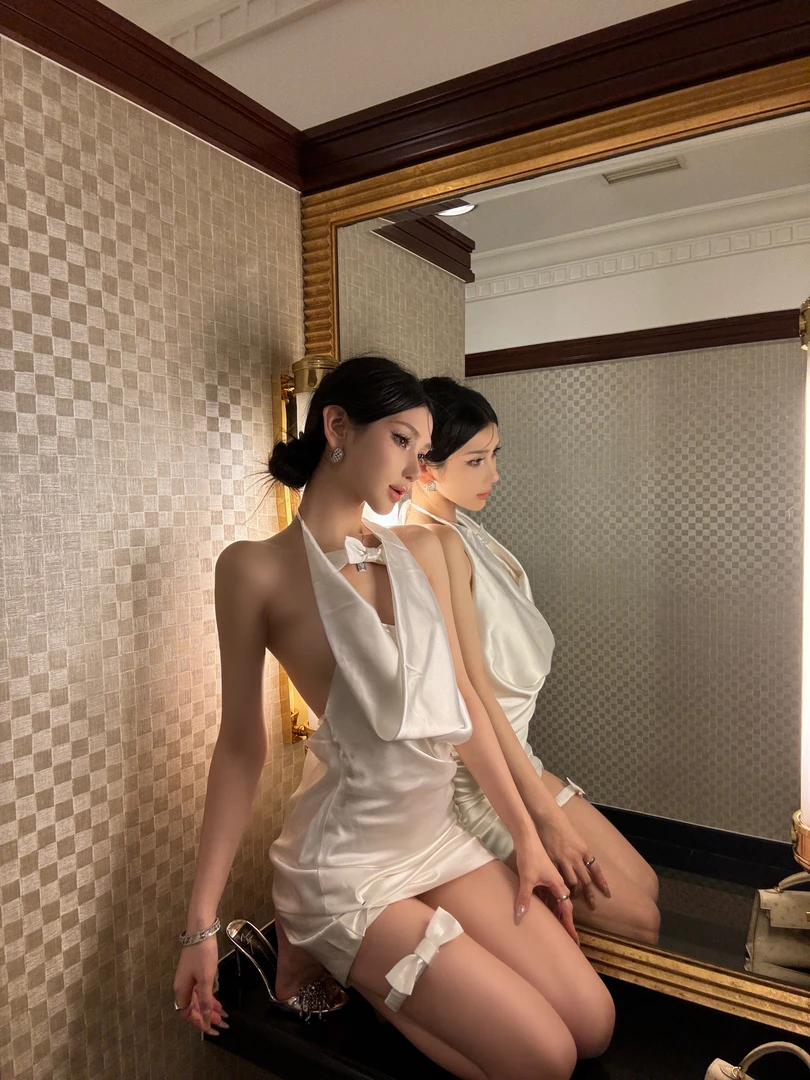 ChiclyNana  轻奢荡领连衣裙性感缎面蝴蝶结低胸挂脖露背吊带裙