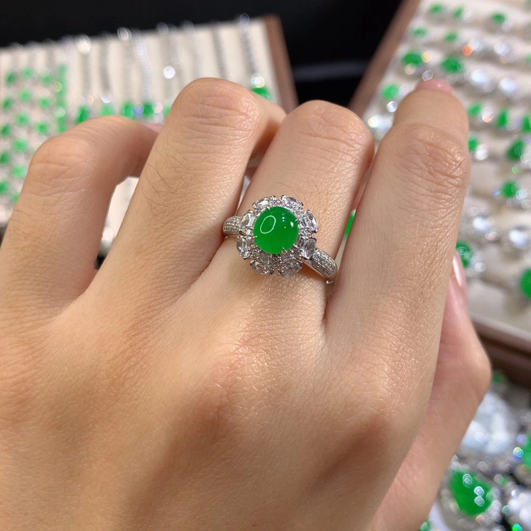 翡翠18K金镶嵌颈饰蛋面戒指