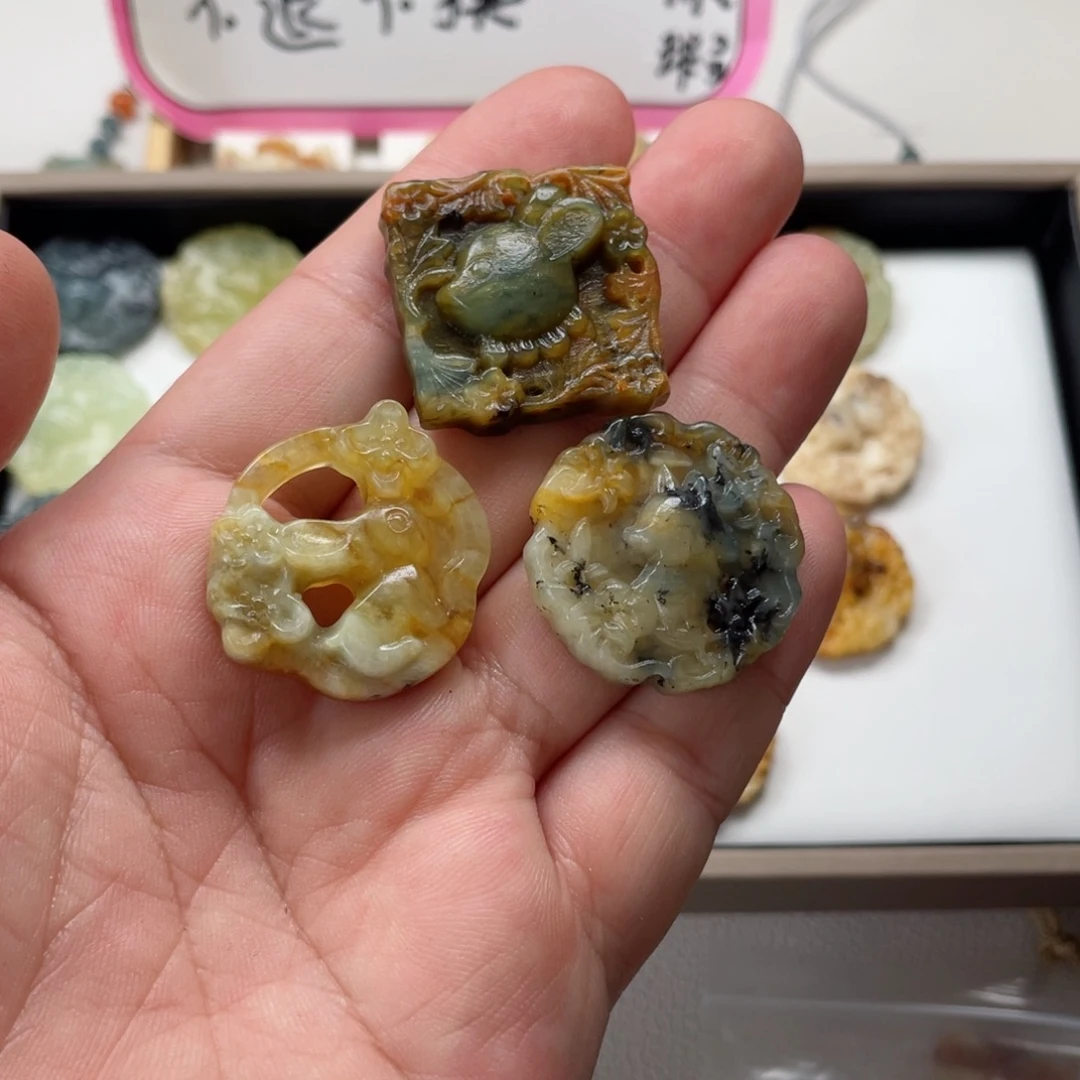 一***木未镶嵌蛇纹石玉颈饰