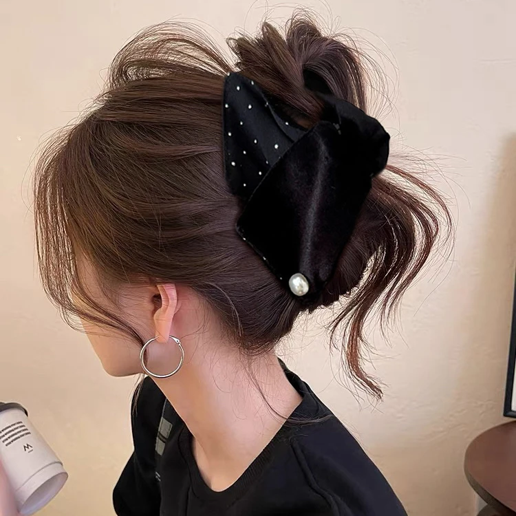 赫本风黑色丝绒闪钻珍珠贝壳抓夹女高级感2025新款鲨鱼夹发夹头饰