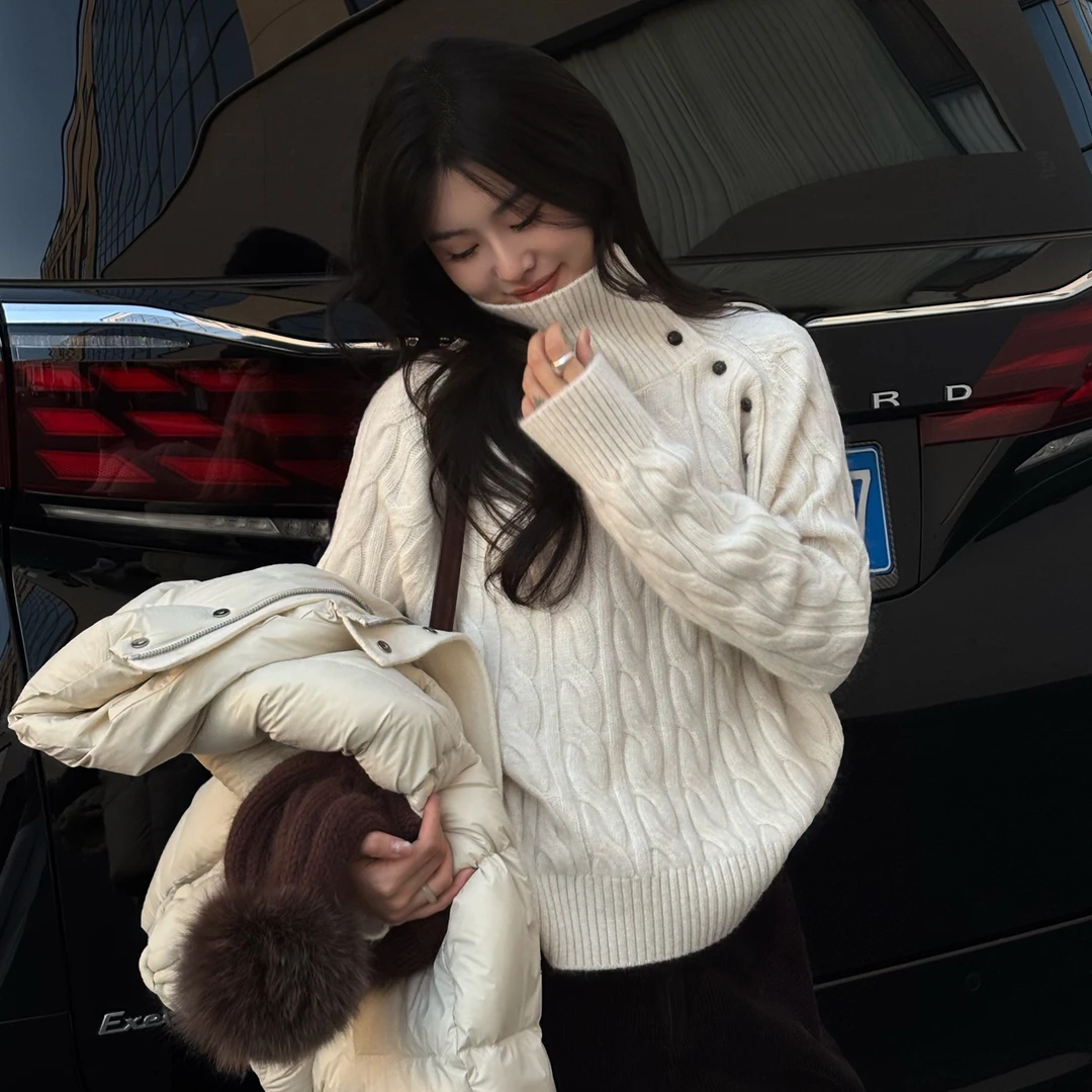 【郝洁】“大麻花”韩系慵懒风羊毛绞花高领斜扣粗线麻花毛衣2378