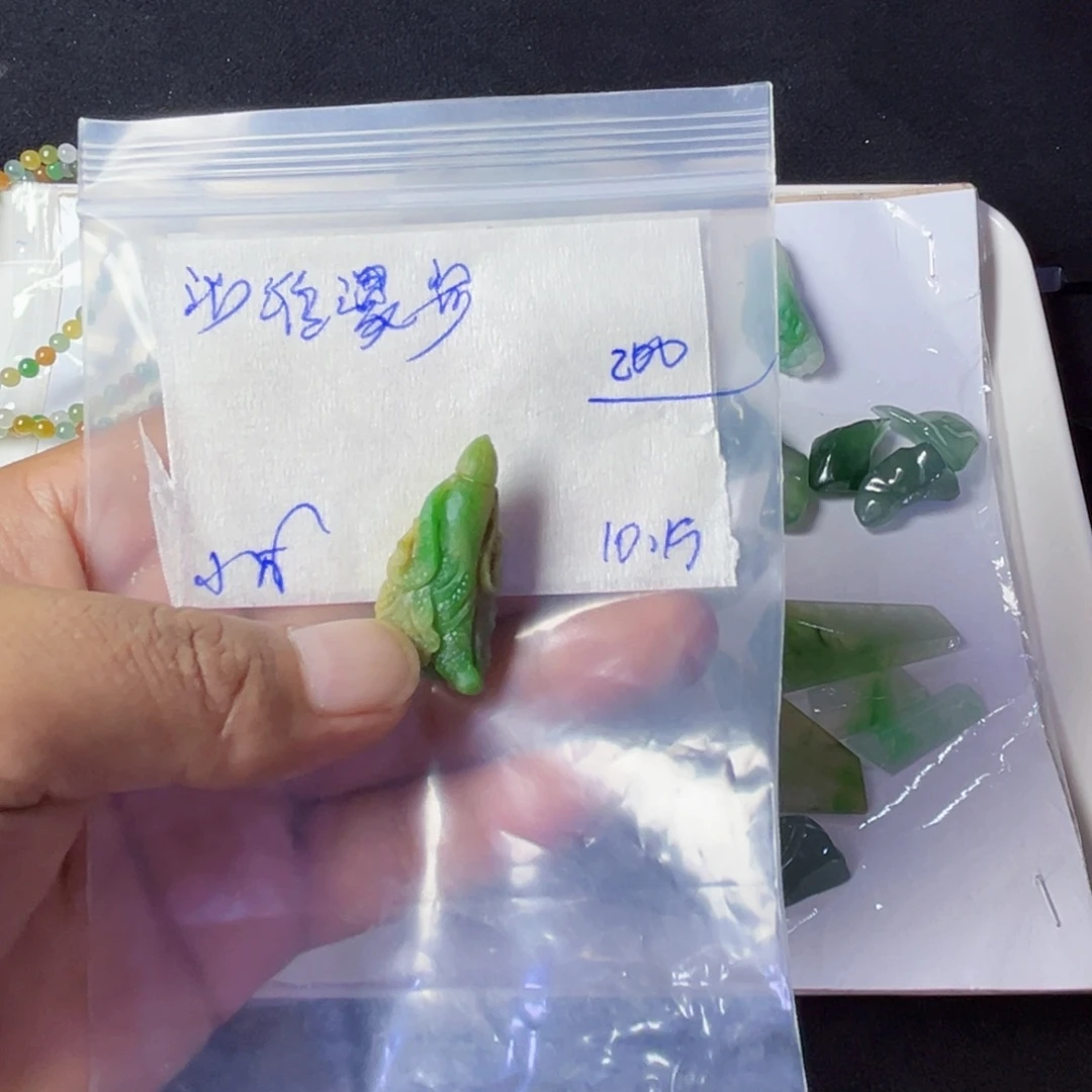 沙***步翡翠散珠黄加绿白菜