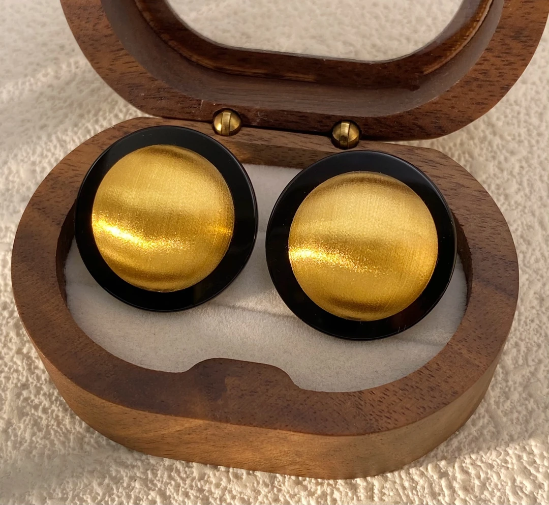 18K金进口黑玛瑙拉丝圆饼耳钉 多样性发其一