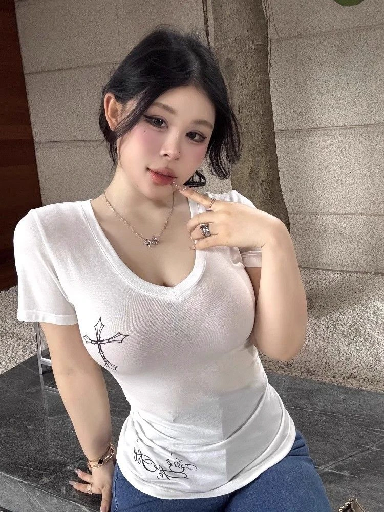 白色设计感十字架印花V领短袖上衣夏季新款修身显瘦微透防晒T恤潮