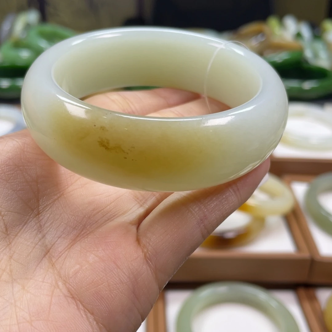 和田玉未镶嵌手镯56圈