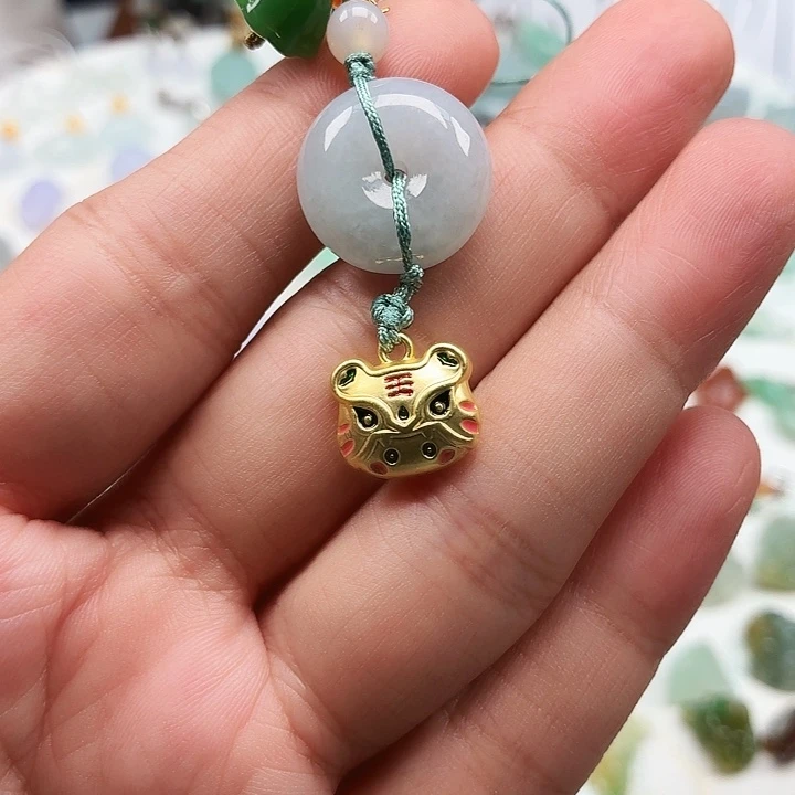 翡翠未镶嵌颈饰老虎