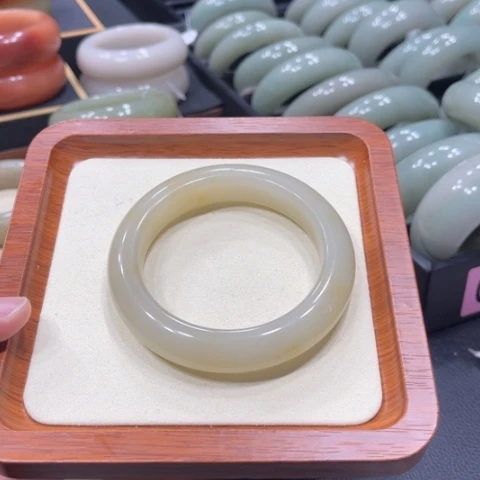 未镶嵌手镯石英质玉妮*