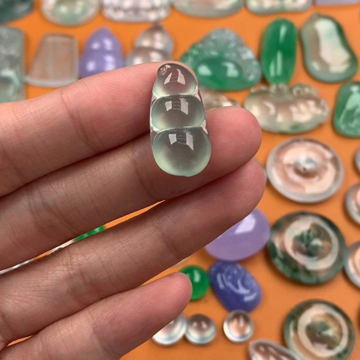 翡翠挂件未镶嵌…..