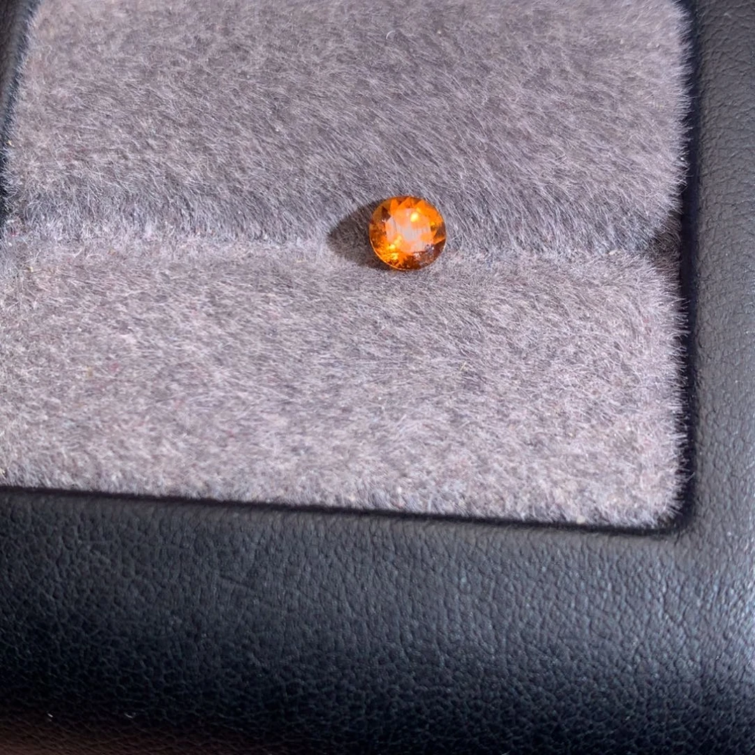 未镶嵌裸石石榴石（芬达石）0.58ct
