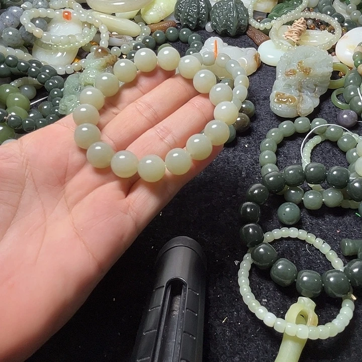 n***陈未镶嵌手串和田玉