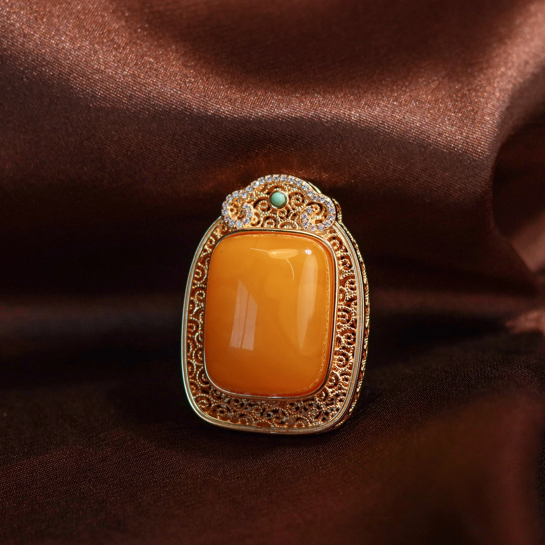 俄料鸡油黄天然蜜蜡吊坠 银S925镀金镶嵌 多样性发一