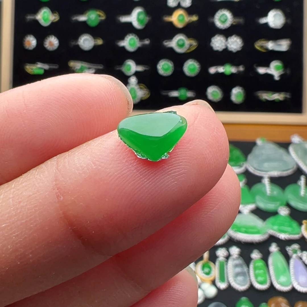 翡翠未镶嵌颈饰心