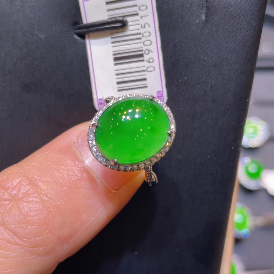 翡翠未镶嵌颈饰戒指