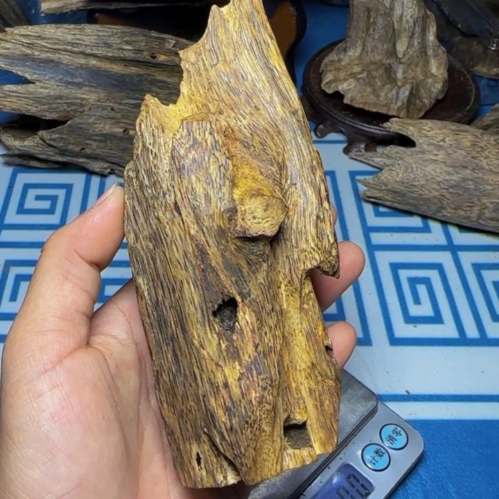 木质绿奇陆河虫漏摆件74克