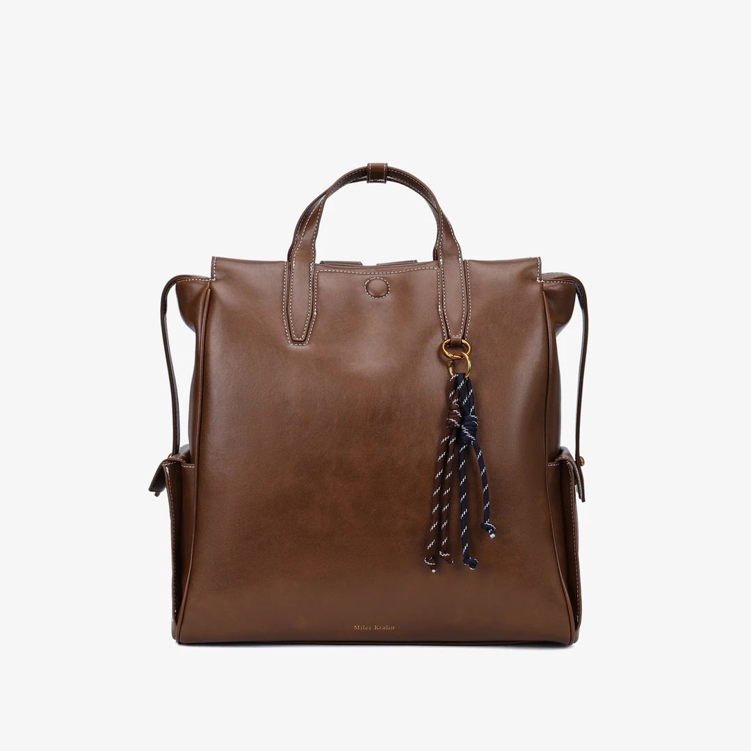 【松林晚归】循迹高级感女士时尚百搭大容量双肩背包（送挂件）