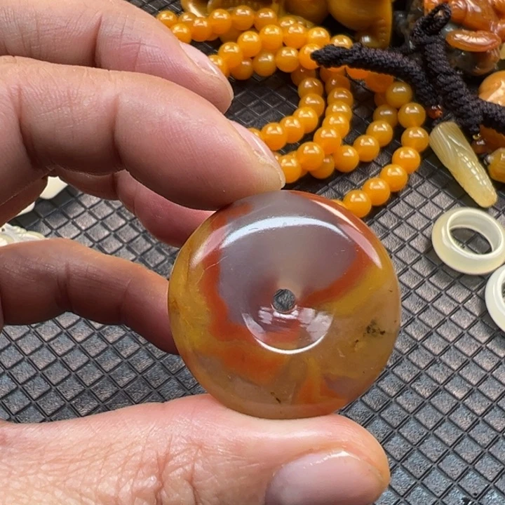 石英质玉（黄龙玉）颈饰未镶嵌