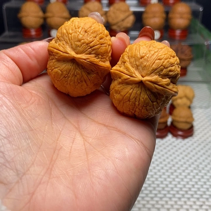 文玩核桃把件24金丝绣球