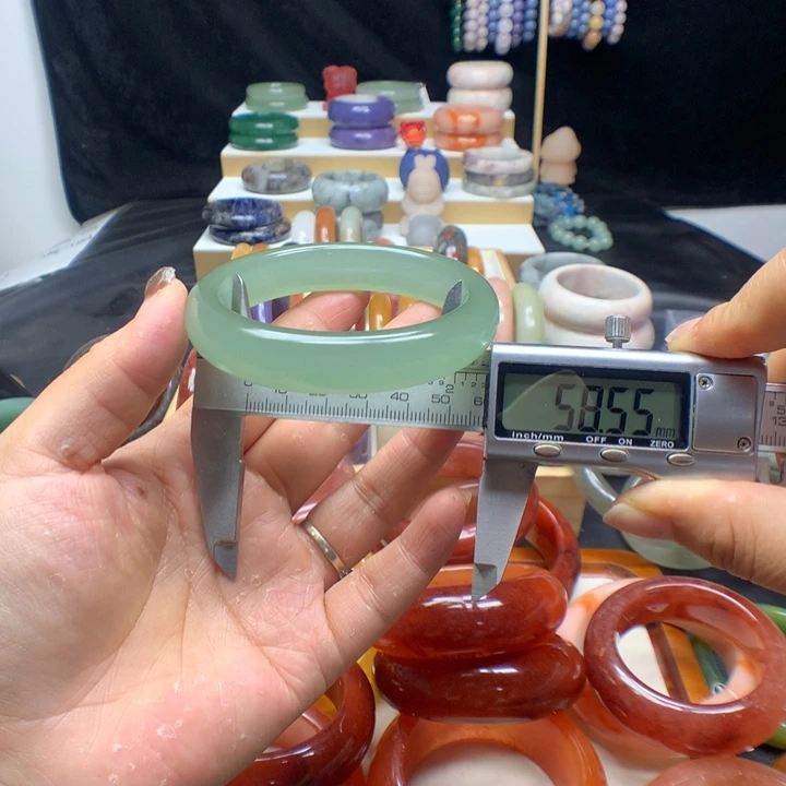 未镶嵌手镯石英质玉