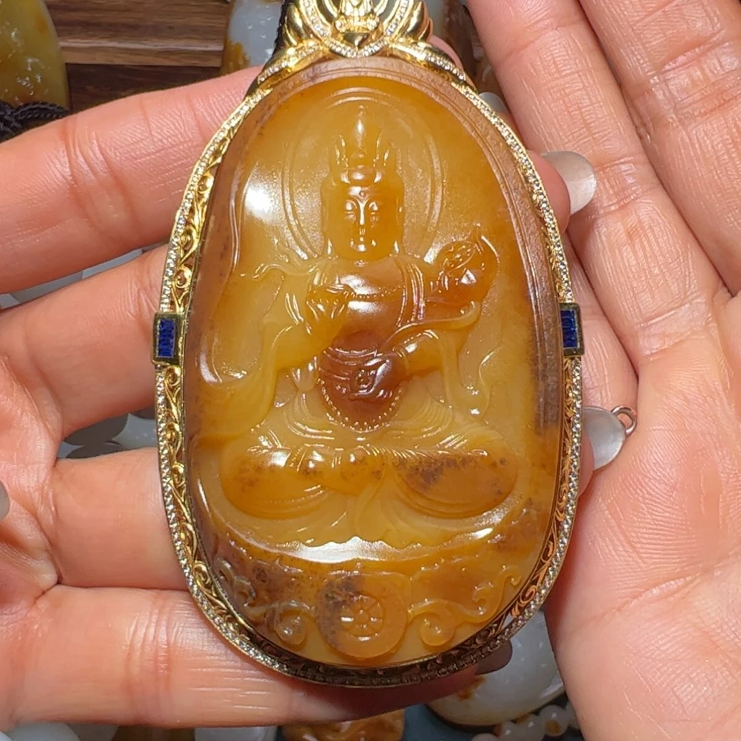 行***山和田玉未镶嵌颈饰