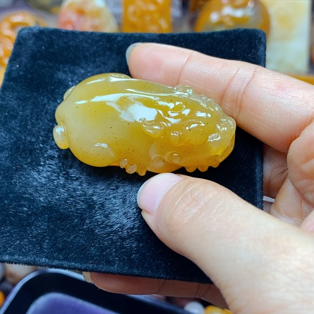 未镶嵌石英质玉（黄龙玉）颈饰