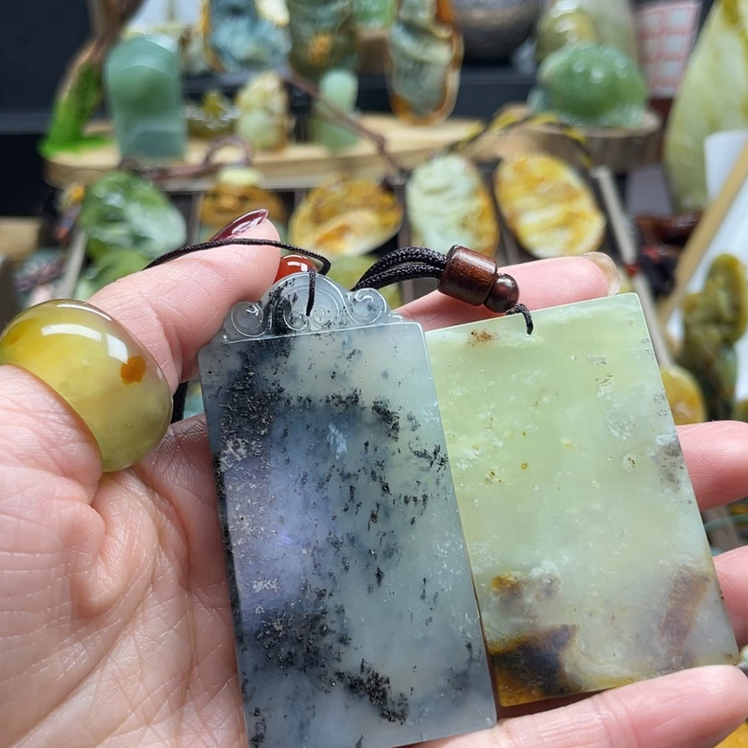 蛇纹石玉颈饰未镶嵌毛*岫玉无事牌