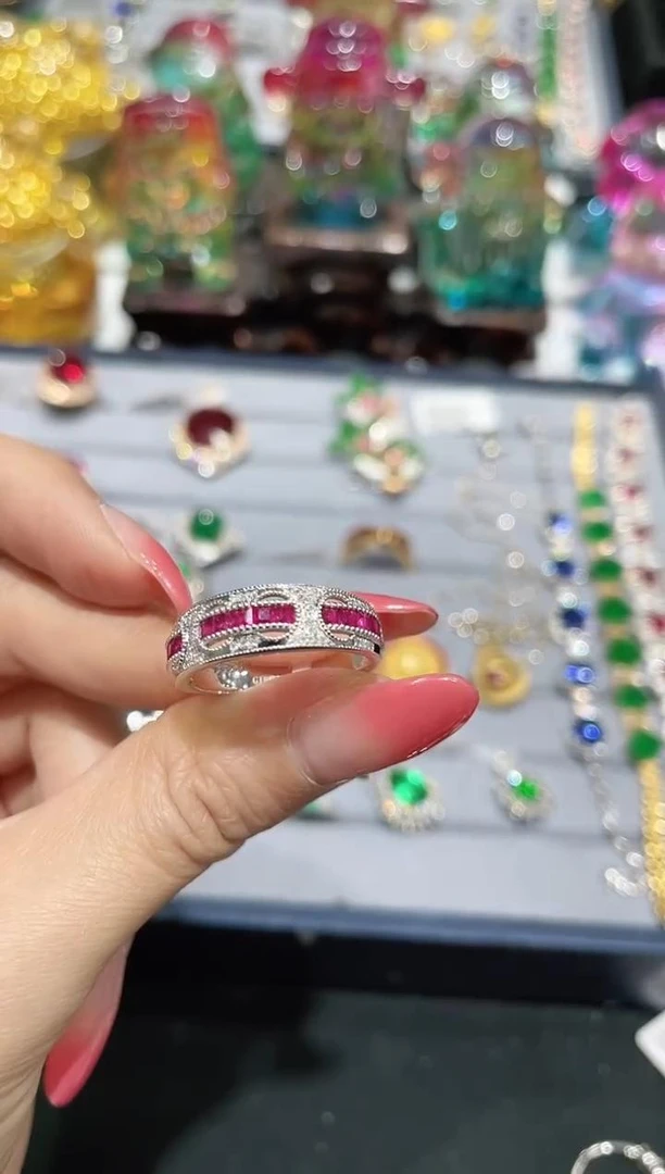 18K金镶嵌天然红宝石戒指排戒