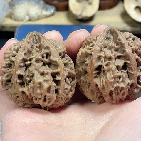 文玩核桃把件异形三棱浮屠微磕伤带彩41+